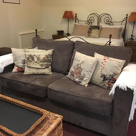 Stone'S Throw Cottage Bed And Breakfast Белгрейв Екстериор снимка