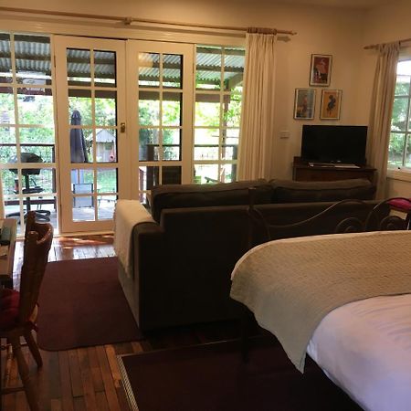 Stone'S Throw Cottage Bed And Breakfast Белгрейв Екстериор снимка