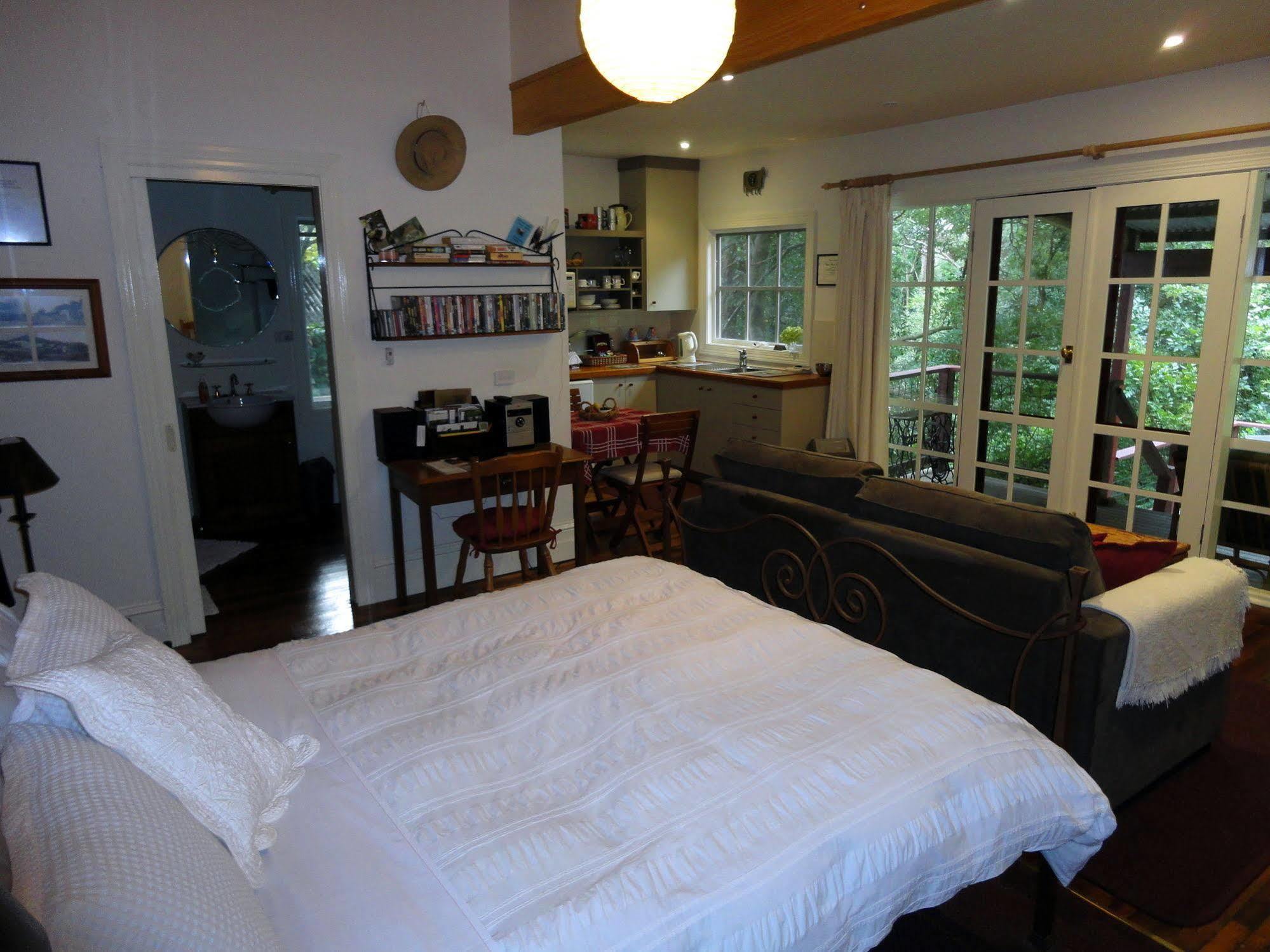 Stone'S Throw Cottage Bed And Breakfast Белгрейв Екстериор снимка